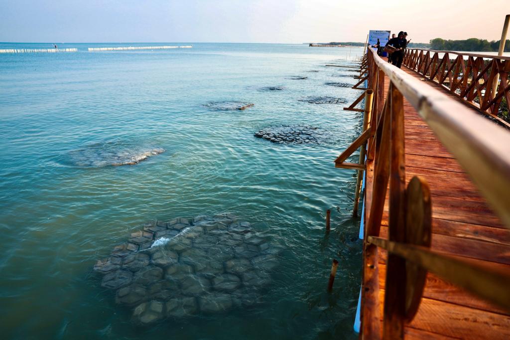 Mengenal HexBrick, Balok Beton Pemecah Ombak Buatan Warga di Pesisir&nbsp;Demak